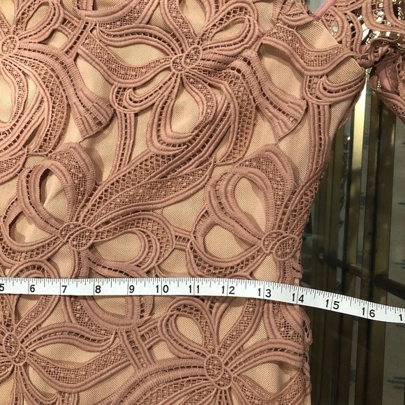 NWOT REVOLVE ELLIATT Chalk Pink Cold-Shoulder Sight Lace Dress, Sz Medium - Picture 10 of 11